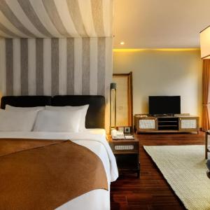 Deluxe King Room with Ocean View and Balcony