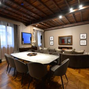 Deluxe Five-Bedroom Apartment - Address: via Frattina 128