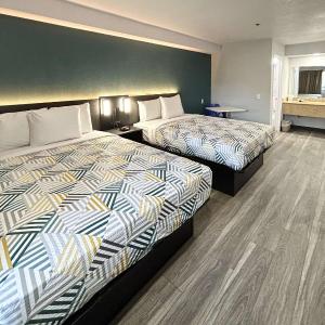 2 Queen Beds | Non-Smoking, Kitchen