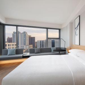 Deluxe King Room with City View