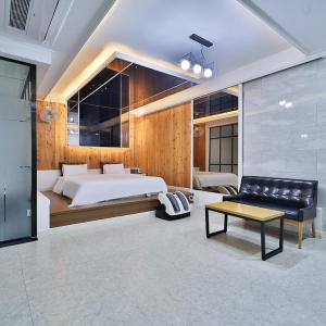 Queen Suite with Spa Bath