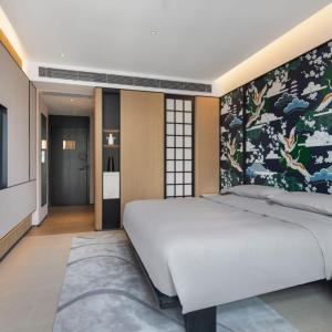Business Queen Room