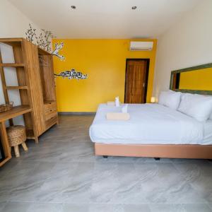 Queen Room with Pool View