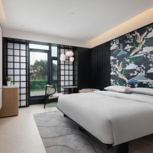 Courtyard King Room