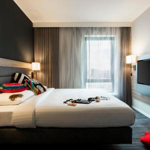 Moxy Queen Room