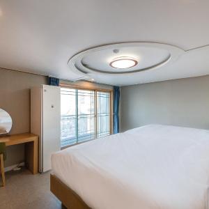 Deluxe Ocean Room