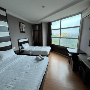 Family Room (3 Adults)