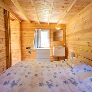 One-Bedroom Bungalow with Shared Bathroom