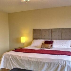 Deluxe Queen Suite