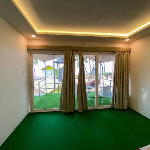 Deluxe Double Room with Side Sea View