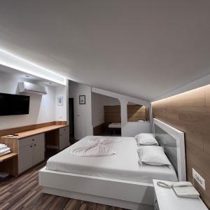 Deluxe Room (2 Adults + 1 Child)