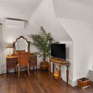 Luxury Queen Room