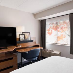 Queen Room with Roll-In Shower - Mobility Access/Hearing Accessible