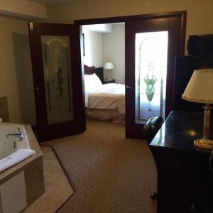 Deluxe King Suite - Non-Smoking