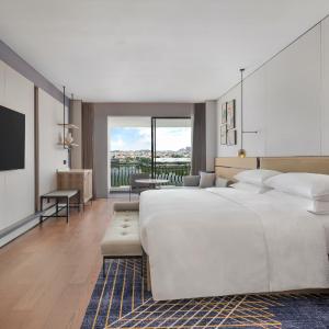Lake View King Room