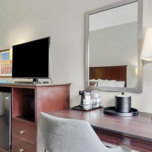 King Room with Microwave and Refrigerator - Non-Smoking