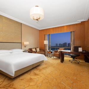 Classic King Room with Lake View - Club Floor