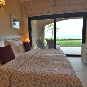 One-Bedroom Apartment with Sea View