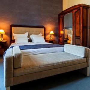 King Room with Hot Tub and Garden View