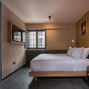 Queen Room with Roll-in Shower - Mobility Accessible