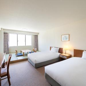 Classic Accessible Room with Two single Beds and Three Futon Beds - Mountain View