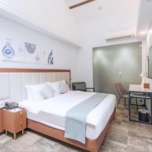 Deluxe King with Skylight & Bathtub