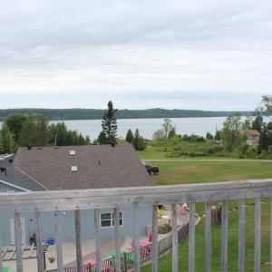 Queen Room with Two Queen Beds with Spa Bath and Lake View - Allergy Friendly