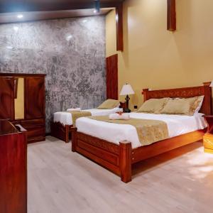 Standard 1 Queen and 1 Single Bed