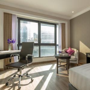 Deluxe Skyline King Room