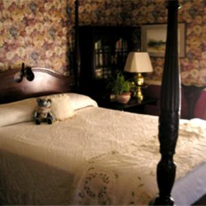 Queen Room with Shared Bathroom