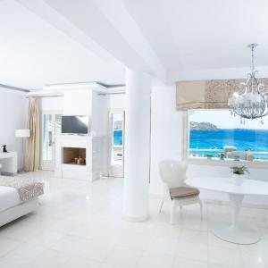 Grand Suite with Sea View and Outdoor Hot Tub