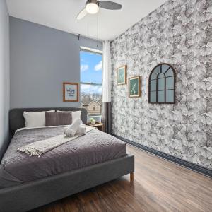 Queen Room with Shared Bathroom