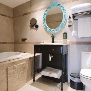 Suite with Hot Tub