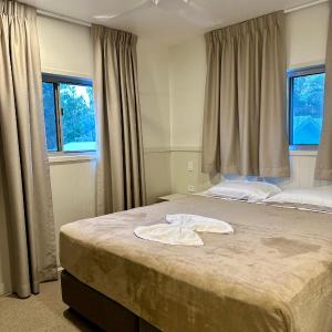 Deluxe 2 Bedroom Poolside Cabin - S6