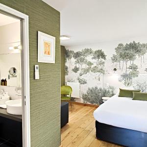 Triple Room in Dependence
