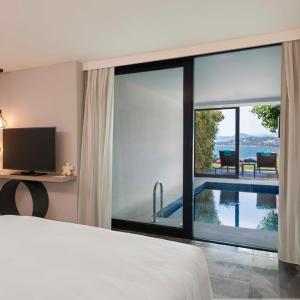 Indoor Pool Suite, 1 Bedroom Suite, 1 King, Sea view