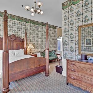 Queen Room with Spa Bath