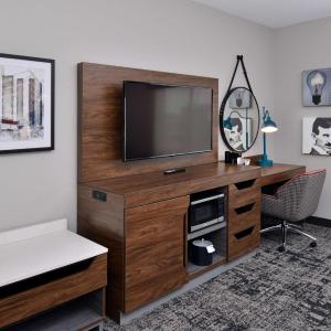 King Room with Roll-In Shower - Mobility and Hearing Access/Non-Smoking