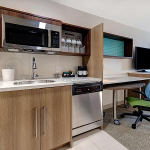 Queen Studio Suite - Hearing Access/Non-Smoking