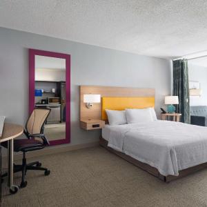 King Studio Suite with Tub - Mobility/Hearing Accessible