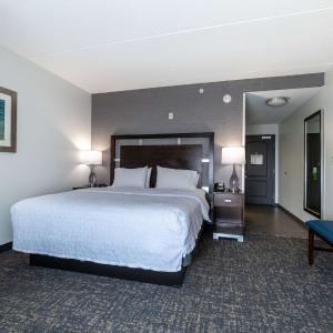 King Studio with Bath Tub - Mobility Accessible