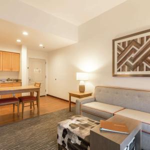 Queen Suite Non Smoking with Accessible Bath