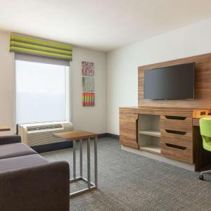 One-Bedroom King Suite with Kitchen - Non-Smoking 