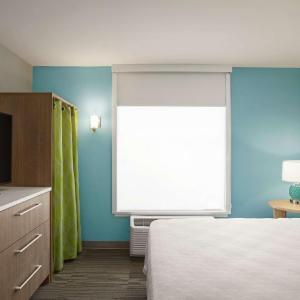 Queen Suite with Roll-In Shower - Mobility Access