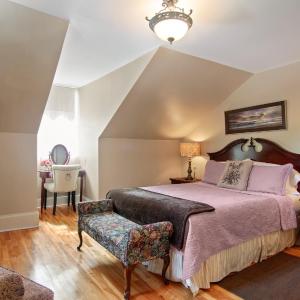 Queen Room with Garden View