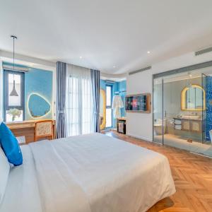 King Suite with Balcony and Bathtub