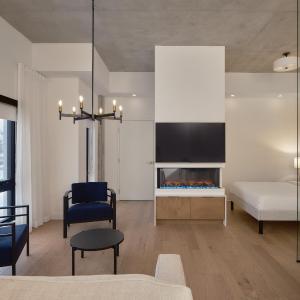 102 - Executive Studio, Queen Bed, Lake View