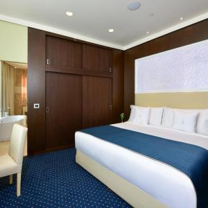 Executive Suite with access to Executive Lounge 51
