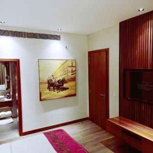 Premium Suite City View King Bed with both ways Airport Transfers