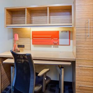 King Studio with Sofa Bed and Adapted Tub - Mobility Accessible